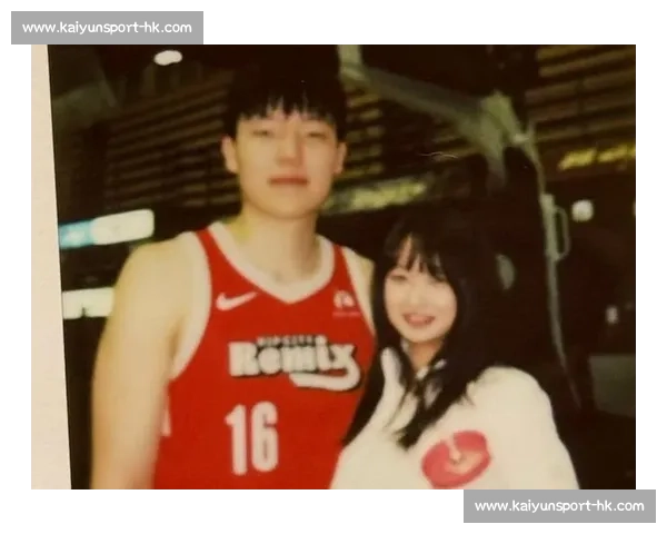 杨瀚森选秀西装暗藏甜蜜密码！疑似女友曝光，青梅竹马清纯般配