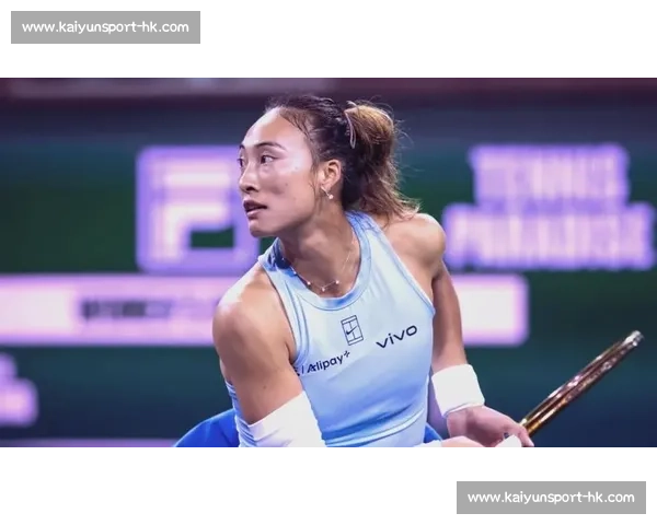 郑钦文晒温网装备：紫色战袍 + 定制战拍，草地战术升级剑指突破